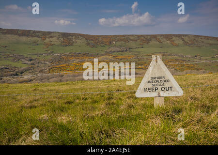 Clifftop cartello di avviso per il tiro a Lulworth intervallo vicino Tyneham, Dorset, Regno Unito Foto Stock