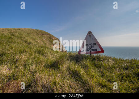 Clifftop cartello di avviso per il tiro a Lulworth intervallo vicino Tyneham, Dorset, Regno Unito Foto Stock