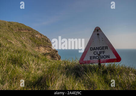 Clifftop cartello di avviso per il tiro a Lulworth intervallo vicino Tyneham, Dorset, Regno Unito Foto Stock