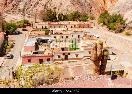 Guardando verso il basso sulla parte del villaggio di Purmamarca, nella provincia di Jujuy, Argentina del nord. Foto Stock