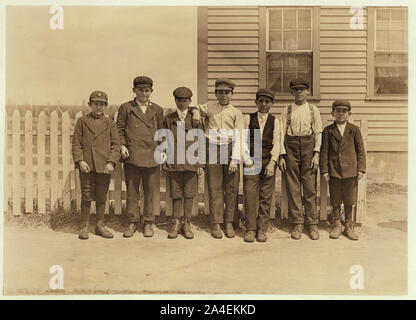 Queste sono alcune delle spazzatrici e mulo camera ragazzi lavorano in Valle Regina Mill. Punto di fiume, R.I. Alcuni dei più piccoli ci ha detto che avevano lavorato 3 anni e oltre. Non parlano inglese. Foto Stock