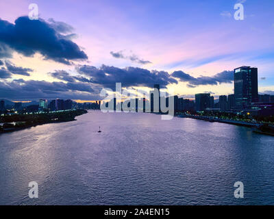 Antenna paesaggio panoramico vista di Fuzhou e il fiume Min al tramonto,Fujian,Cina Foto Stock