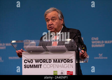 COPENHAGEN, Danimarca - 10 ottobre. Danimarca: Segretario Generale delle Nazioni Unite Antonio Guterres parla durante una conferenza stampa presso la C40 Sindaci World Summit on Ottobre 10, 2019 a Copenhagen, Danimarca. Il Segretario generale incontrerà inoltre la regina danese Margrethe e il Primo ministro, Mette Frederiksen. Più di 90 sindaci di alcuni dei più grandi del mondo e più influenti città rappresentano circa 700 milioni di persone si incontrano a Copenhagen a partire dal mese di ottobre 9-12 per la C40 World Summit sindaci. Lo scopo con il vertice di Copenaghen è la costruzione di una coalizione globale delle principali città, imprese e cittadini th Foto Stock