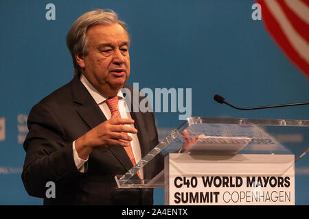 COPENHAGEN, Danimarca - 10 ottobre. Danimarca: Segretario Generale delle Nazioni Unite Antonio Guterres parla durante una conferenza stampa presso la C40 Sindaci World Summit on Ottobre 10, 2019 a Copenhagen, Danimarca. Il Segretario generale incontrerà inoltre la regina danese Margrethe e il Primo ministro, Mette Frederiksen. Più di 90 sindaci di alcuni dei più grandi del mondo e più influenti città rappresentano circa 700 milioni di persone si incontrano a Copenhagen a partire dal mese di ottobre 9-12 per la C40 World Summit sindaci. Lo scopo con il vertice di Copenaghen è la costruzione di una coalizione globale delle principali città, imprese e cittadini th Foto Stock