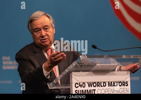 COPENHAGEN, Danimarca - 10 ottobre. Danimarca: Segretario Generale delle Nazioni Unite Antonio Guterres parla durante una conferenza stampa presso la C40 Sindaci World Summit on Ottobre 10, 2019 a Copenhagen, Danimarca. Il Segretario generale incontrerà inoltre la regina danese Margrethe e il Primo ministro, Mette Frederiksen. Più di 90 sindaci di alcuni dei più grandi del mondo e più influenti città rappresentano circa 700 milioni di persone si incontrano a Copenhagen a partire dal mese di ottobre 9-12 per la C40 World Summit sindaci. Lo scopo con il vertice di Copenaghen è la costruzione di una coalizione globale delle principali città, imprese e cittadini th Foto Stock