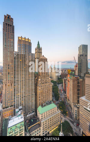 New York, New York, Stati Uniti d'America cityscape su Broadway in Manhattan inferiore al crepuscolo. Foto Stock