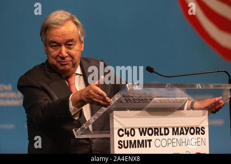 COPENHAGEN, Danimarca - 10 ottobre. Danimarca: Segretario Generale delle Nazioni Unite Antonio Guterres parla durante una conferenza stampa presso la C40 Sindaci World Summit on Ottobre 10, 2019 a Copenhagen, Danimarca. Il Segretario generale incontrerà inoltre la regina danese Margrethe e il Primo ministro, Mette Frederiksen. Più di 90 sindaci di alcuni dei più grandi del mondo e più influenti città rappresentano circa 700 milioni di persone si incontrano a Copenhagen a partire dal mese di ottobre 9-12 per la C40 World Summit sindaci. Lo scopo con il vertice di Copenaghen è la costruzione di una coalizione globale delle principali città, imprese e cittadini th Foto Stock