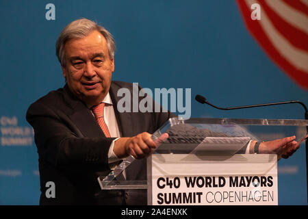 COPENHAGEN, Danimarca - 10 ottobre. Danimarca: Segretario Generale delle Nazioni Unite Antonio Guterres parla durante una conferenza stampa presso la C40 Sindaci World Summit on Ottobre 10, 2019 a Copenhagen, Danimarca. Il Segretario generale incontrerà inoltre la regina danese Margrethe e il Primo ministro, Mette Frederiksen. Più di 90 sindaci di alcuni dei più grandi del mondo e più influenti città rappresentano circa 700 milioni di persone si incontrano a Copenhagen a partire dal mese di ottobre 9-12 per la C40 World Summit sindaci. Lo scopo con il vertice di Copenaghen è la costruzione di una coalizione globale delle principali città, imprese e cittadini th Foto Stock