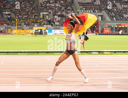 Il giubilo vincitore Malaika MIHAMBO (Germania / 1° posto) con bandiera, finale donne salto in lungo, su 06.10.2019 Campionati del Mondo 2019 a Doha / Qatar, dal 27.09. - 10.10.2019. | Utilizzo di tutto il mondo Foto Stock