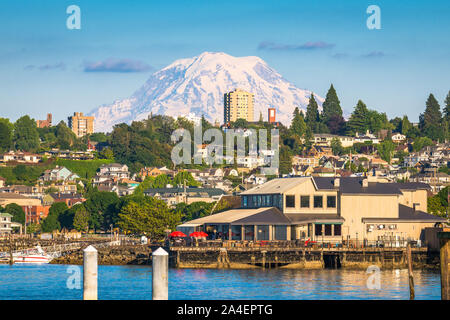 Tacoma, Washington, Stati Uniti d'America con Mt. Rainier nella distanza sulla baia di inizio. Foto Stock