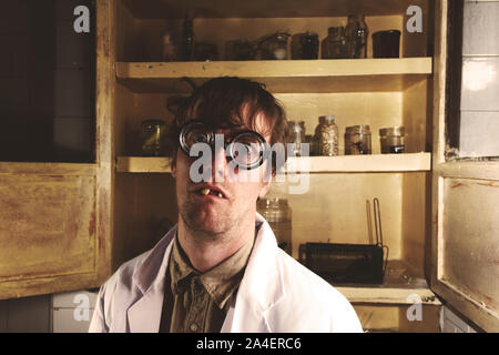 Lo scienziato pazzo nel suo laboratorio creepy Foto Stock