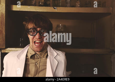 Lo scienziato pazzo nel suo laboratorio creepy Foto Stock