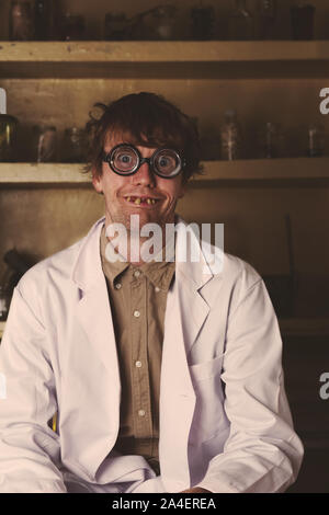 Lo scienziato pazzo nel suo laboratorio creepy Foto Stock