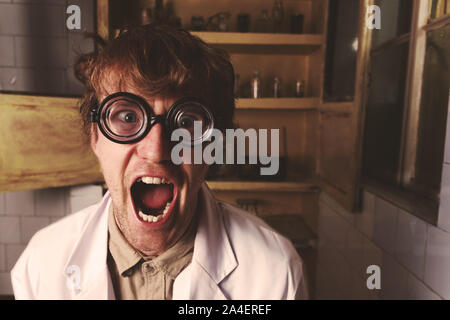 Lo scienziato pazzo nel suo laboratorio creepy Foto Stock