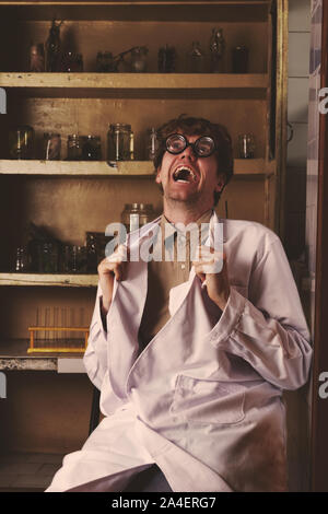 Lo scienziato pazzo nel suo laboratorio creepy Foto Stock