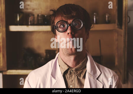 Lo scienziato pazzo nel suo laboratorio creepy Foto Stock