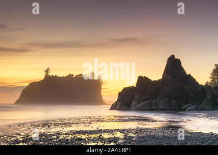 Il Parco nazionale di Olympic, Washington, Stati Uniti d'America al Ruby spiaggia al tramonto. Foto Stock