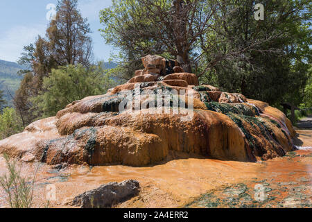 Questo trafili pila di rocce, lungo l'autostrada principale al di sopra di Durango in Colorado, ha un nome. È il Pinkerton Hot Springs, le cui acque erano scoperto per la prima volta nei primi anni settanta, e dal produttore di latte James Harvey Pinkerton Foto Stock