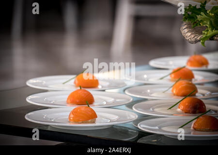 Fresco e delizioso sushi cibo giapponese, isolato in una piastra bianca. Foto Stock