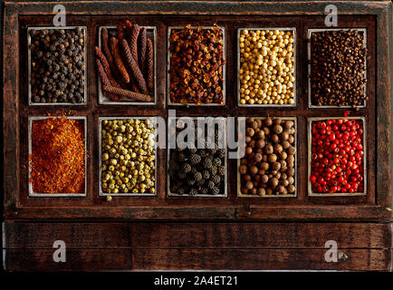 Assortimento di grani di pepe in un rustico di una scatola di legno. Foto Stock