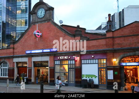 Ingresso alla stazione della metropolitana di Hammersmith, London, Regno Unito Foto Stock