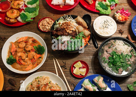 Assortimento di cena asiatica, cibo vietnamita. Nem ram, Banh Cuon, tagliatelle, rotoli di riso, tagliatelle Foto Stock