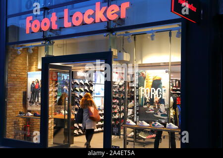 Di fronte a un negozio Foot Locker di Hammersmith di notte, Londra, Regno Unito Foto Stock