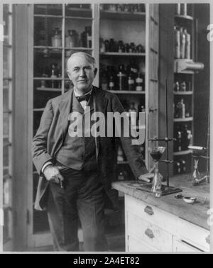 Thomas Alva Edison, 1847-1931, tre quarti di lunghezza verticale, a piedi, in laboratorio Foto Stock