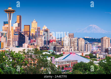 Seattle, Washington, Stati Uniti d'America skyline del centro di notte con Mt. Rainier. Foto Stock