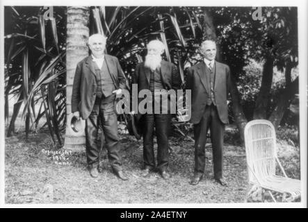 Thomas Edison, John Burroughs e Henry Ford posti in piedi, full-length, presso il sig. Edison, home, Ft. Myers, Florida Foto Stock