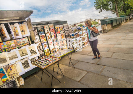 Libraio antiquario, stallo bouquiniste sulle rive del fiume Senna Foto Stock