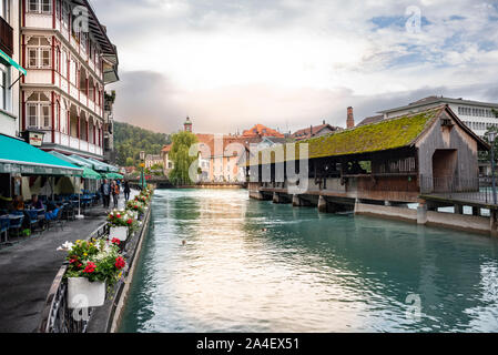 Il centro storico con il fiume Aare e il ponte in legno Untere Schleuse, Thun, Oberland bernese, Svizzera, Europa Foto Stock