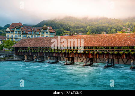 Scherzligschleuse storico con il fiume Aare , Thun, Oberland bernese, Svizzera, Europa Foto Stock