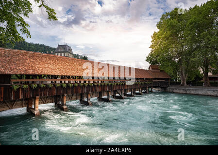 Scherzligschleuse storico con il fiume Aare , Thun, Oberland bernese, Svizzera, Europa Foto Stock