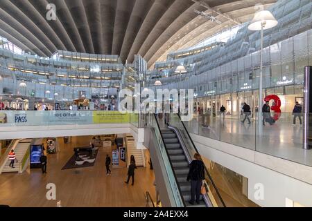 SHOPPING arcade del CNIT (Centro per le nuove industrie e tecnologie), PARIGI-LA DEFENSE, Francia Foto Stock