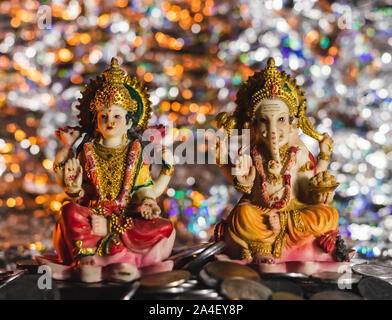 Bella decorazione di Ganesh-Lakshmi statue in Diwali su una pila di monete Foto Stock