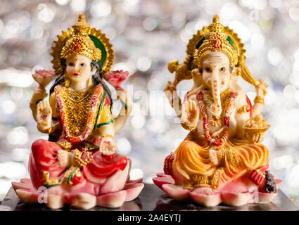 Diwali concetto con Ganesha e Lakshmi statue con bellissimo sfondo bokeh di fondo Foto Stock