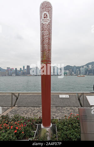 Kowloon, Hong Kong - 23 Aprile 2017: Pechino 2008 Giochi Olimpici Estivi giochi un monumento al Victoria Harbour, Hong Kong, Cina. Foto Stock