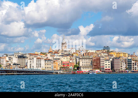 Una vista dell'antica Torre Galata, il Ponte di Galata, il fiume sul Bosforo e lo skyline di Istanbul, Turchia presso il Golden Horn. Foto Stock