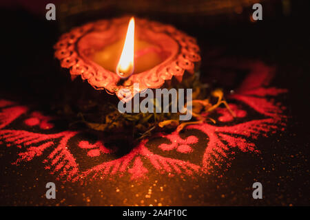 Una Terracotta di terracotta lampada su un rangoli design - Diwali concept Foto Stock