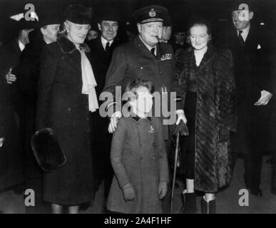 Winston Churchill tornando alla Gran Bretagna dal Cairo è soddisfatta da Clementina Churchill e la loro figlia Diana con il nipote Edwina. Febbraio 1944 Foto Stock