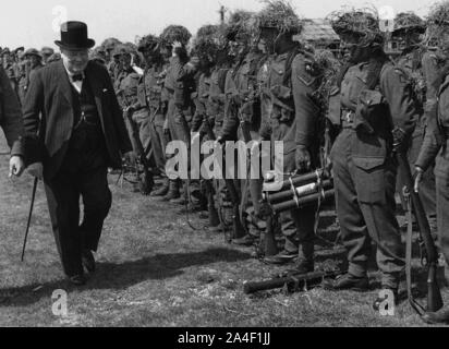 Winston Churchill ispezione di fanteria britannico prima di D-day. Maggio 1944 Foto Stock