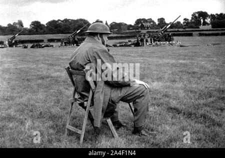 Churchill visita la batteria anti-aereo di sua figlia Mary a Kent dove Aerei e artiglieria sono stati dispiegati contro le bombe volanti tedesche V1.June'44 Foto Stock