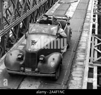 Churchill visitare la Normandia appena dopo il D-day.con lui sono il generale Sir Miles Dempsey e il generale Montgomery.attraversando il ponte Bailey su fiume Orne Foto Stock