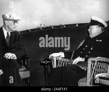 Winston Churchill e Theodore Roosevelt si riuniscono a Malta sulla via della Conferenza di Yalta in Crimea. 2 febbraio 1945 Foto Stock
