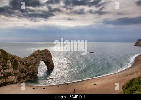 Viste di formazioni rocciose e spiaggia di durdle dor Foto Stock