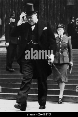 Winston Churchill seguito dalla figlia Sarah che lascia San Paolo Cattedrale dopo il Memoriale del Presidente Roosevelt.17 aprile 1945 Foto Stock