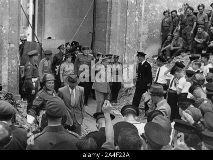 Winston Churchill visita le rovine di Berlino e i resti della Cancelleria di Hitler. 16 luglio 1945. Foto Stock