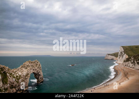 Viste di formazioni rocciose e spiaggia di durdle dor Foto Stock