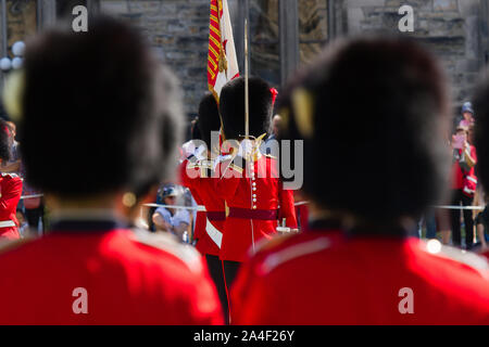 Modifica della guardia in collina del Parlamento di Ottawa. Foto Stock